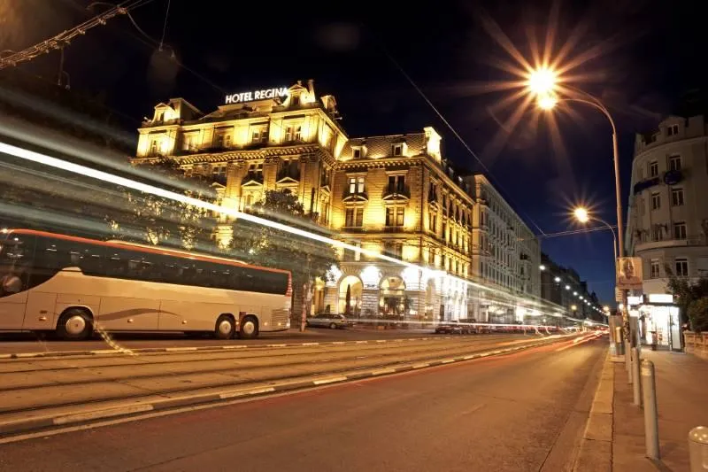 Autobus nocą w centrum miasta